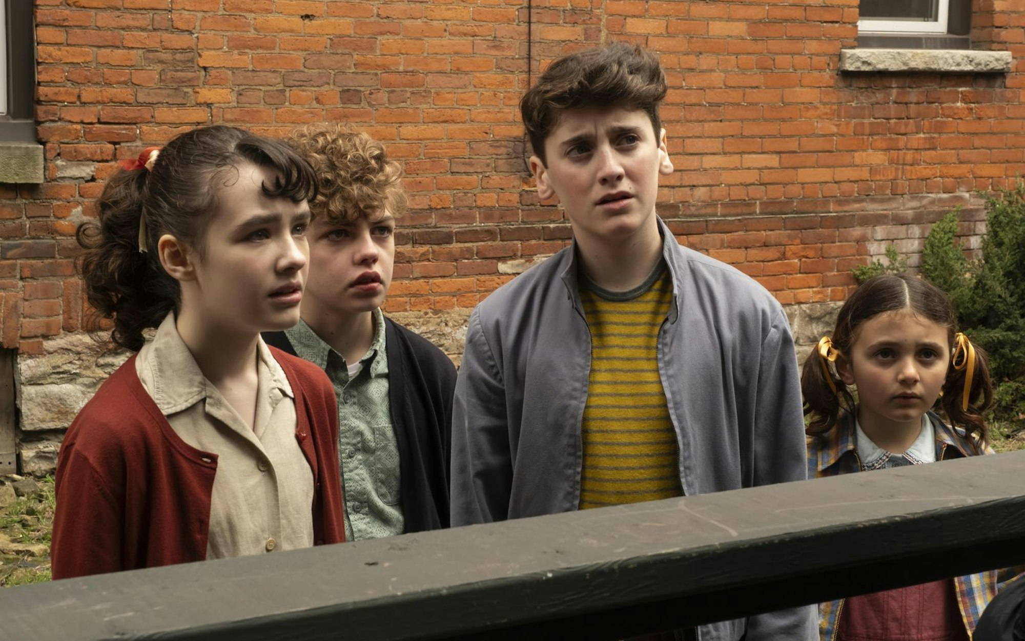 Eine Gruppe von Freunden steht im Fokus der neuen Serie „Es: Welcome To Derry“ (von links): Lily (Clara Stack), Theodore (Mikkal Karim Fidler), Phil (Jack Molloy Legault) und seine kleine Schwester Susie (Matilda Legault) erwartet nichts weniger als das Grauen.
(Bild: Warner Bros)