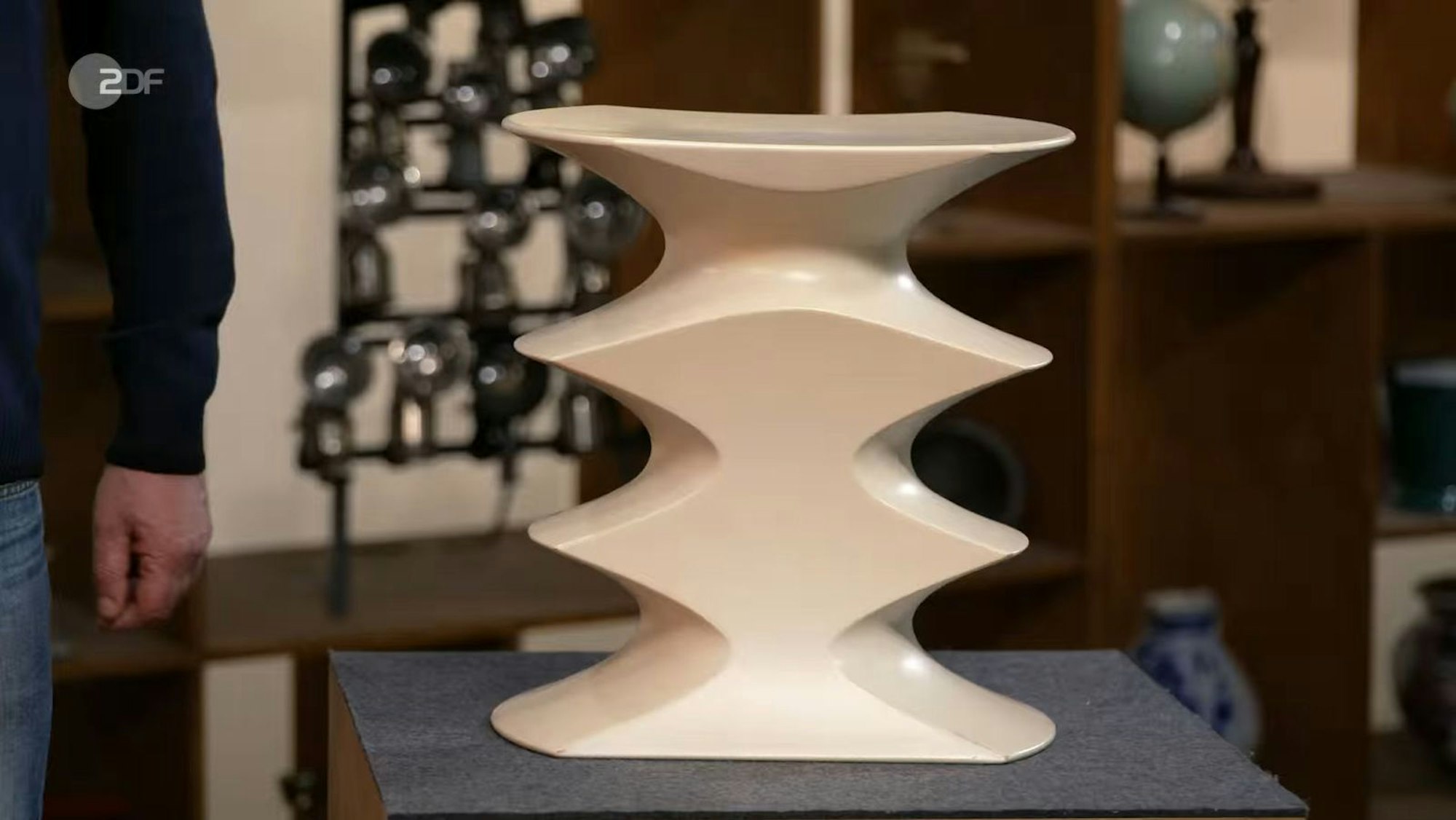 Der von Vitra gefertigte Hocker entstand nach einem Entwurf des Architektenbüros Herzog und de Meuron, den Wunschpreis von 350 Euro hielt „Bares für Rares“-Experte Detlev Kümmel für realistisch.
(Bild: ZDF)