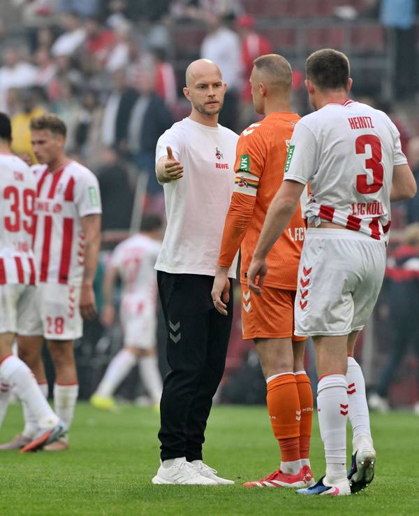 Rene Wagner klatscht Dominique Heintz und Marvin Schwäbe ab.