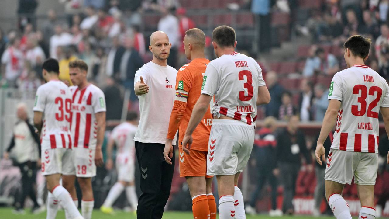 Rene Wagner klatscht Dominique Heintz und Marvin Schwäbe ab.