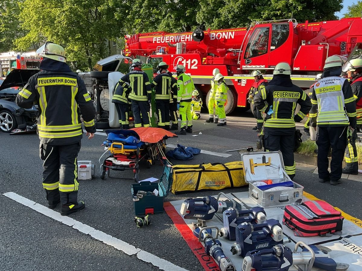Feuerwehr und Rettungsdienst retten Personen aus einem PKW.