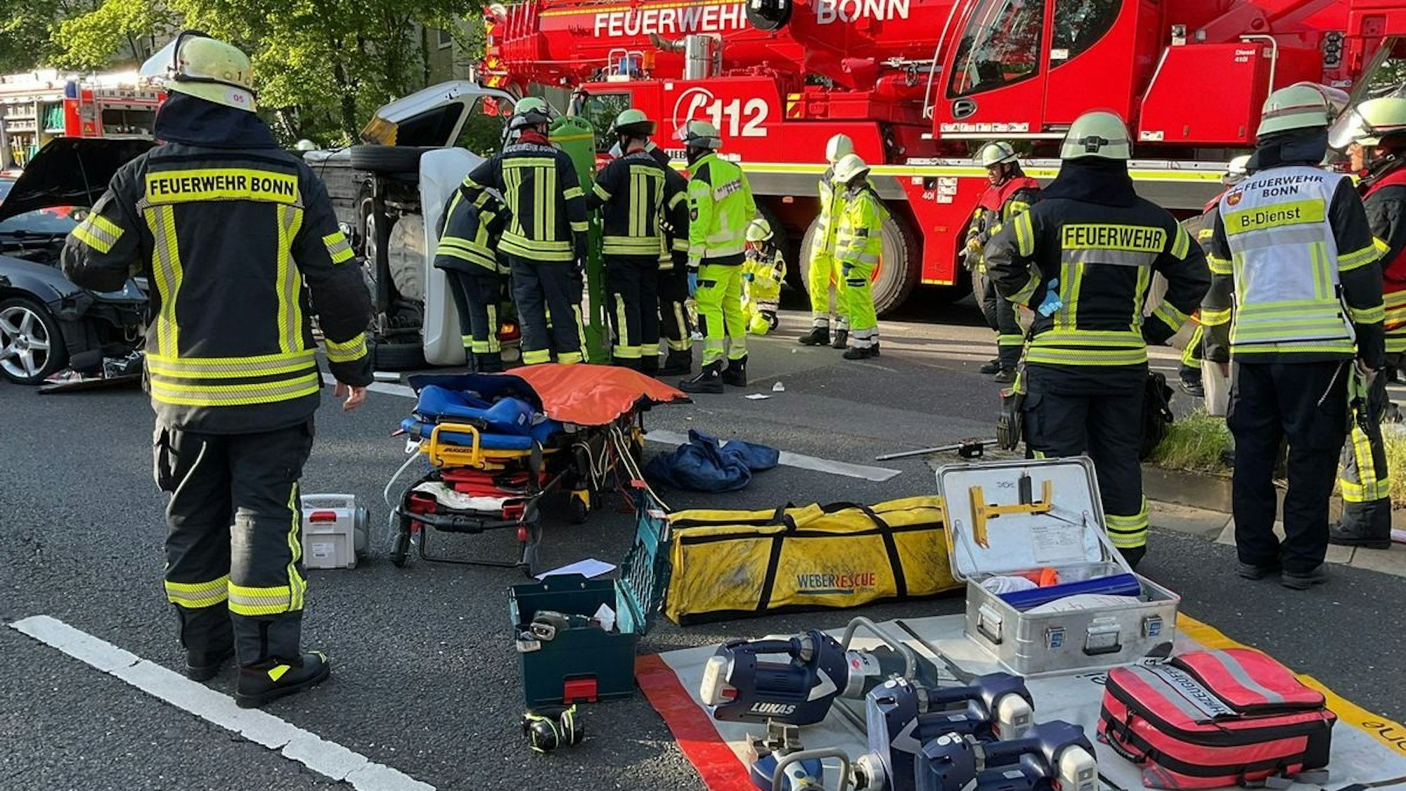 Feuerwehr und Rettungsdienst retten Personen aus einem PKW.