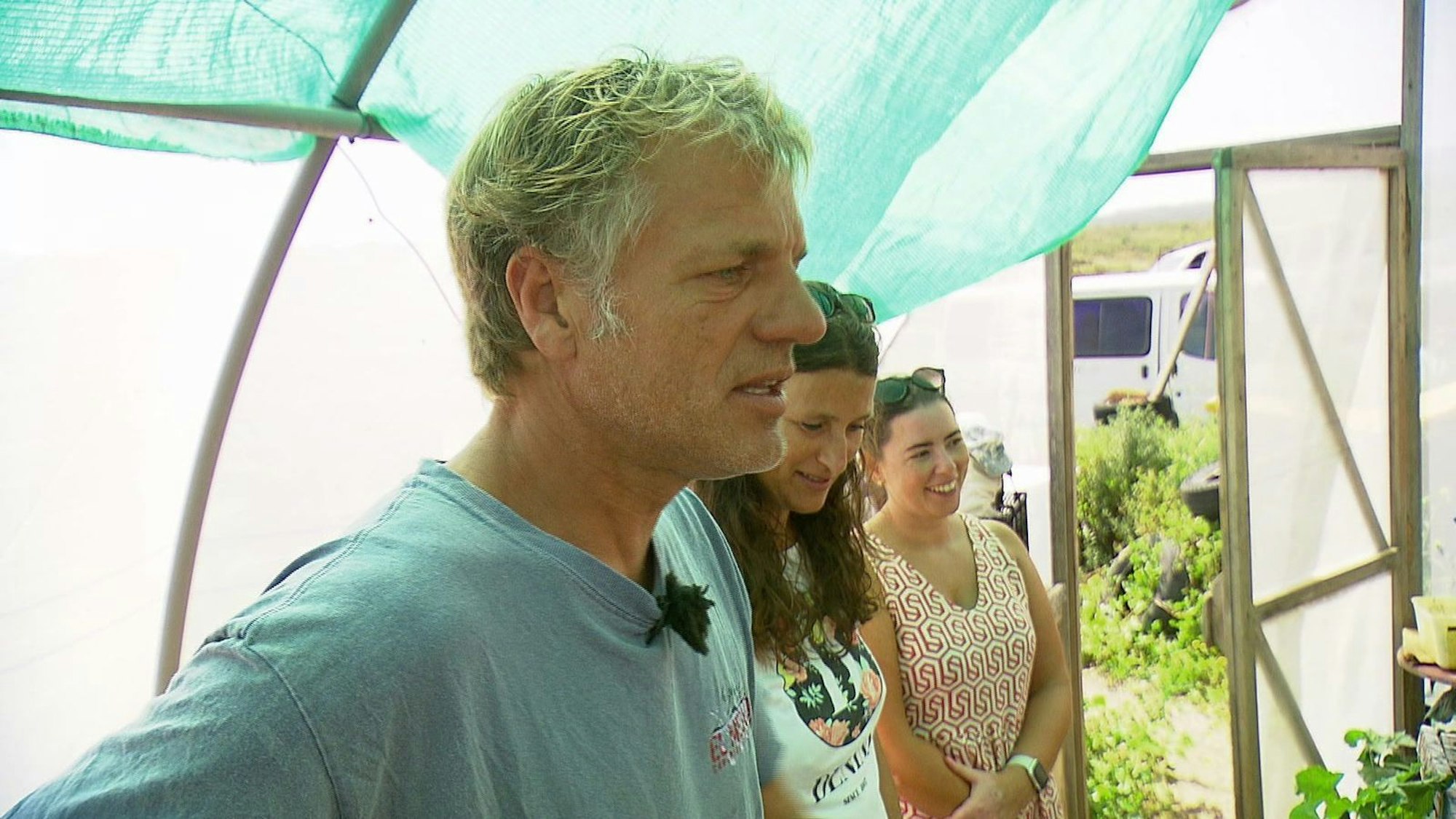 André erklärt in seinem Gewächshaus, was er da treibt. (Bild: RTL)