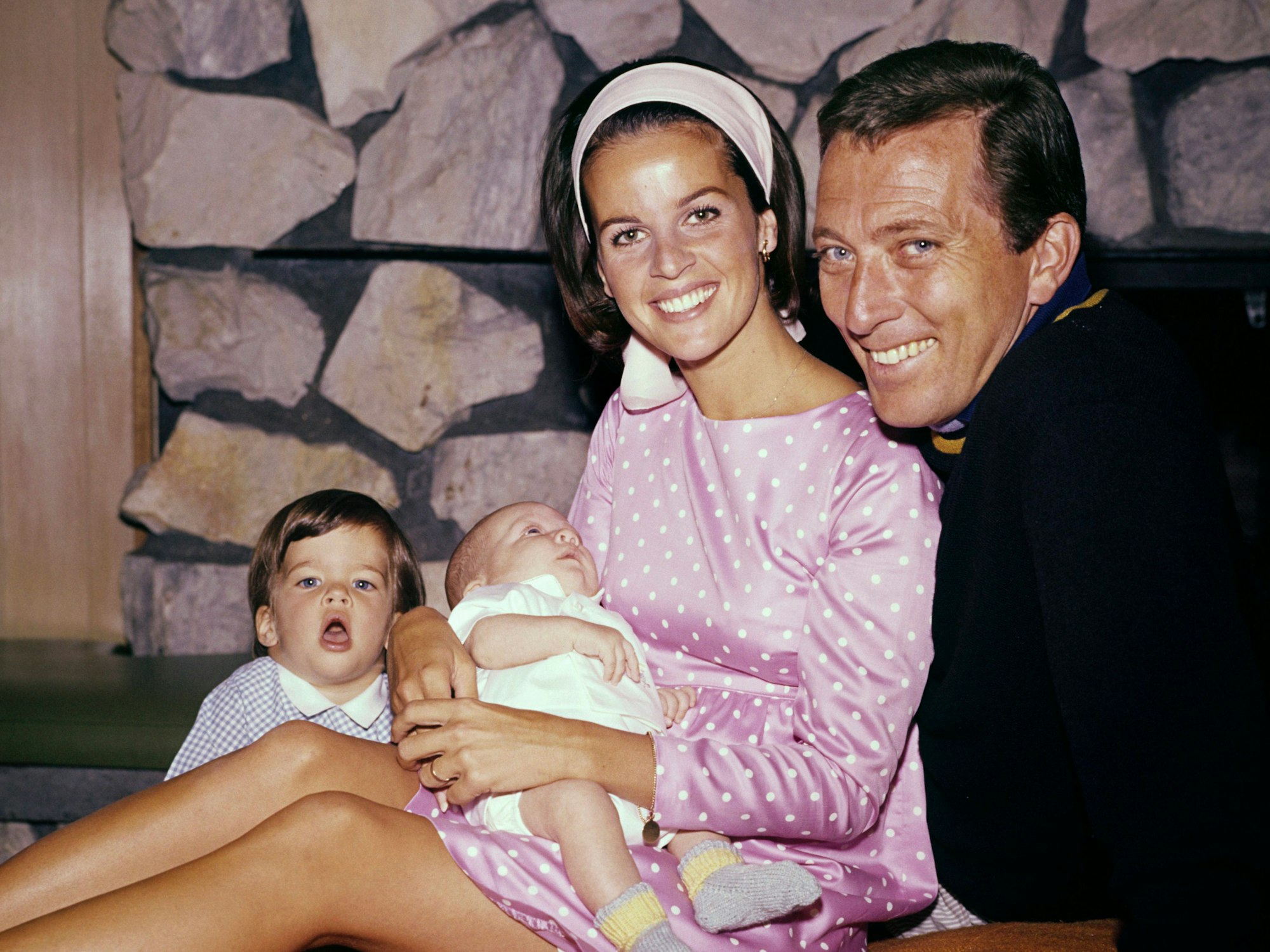 Andy Williams und Claudine Longet posieren mit ihren Kindern.