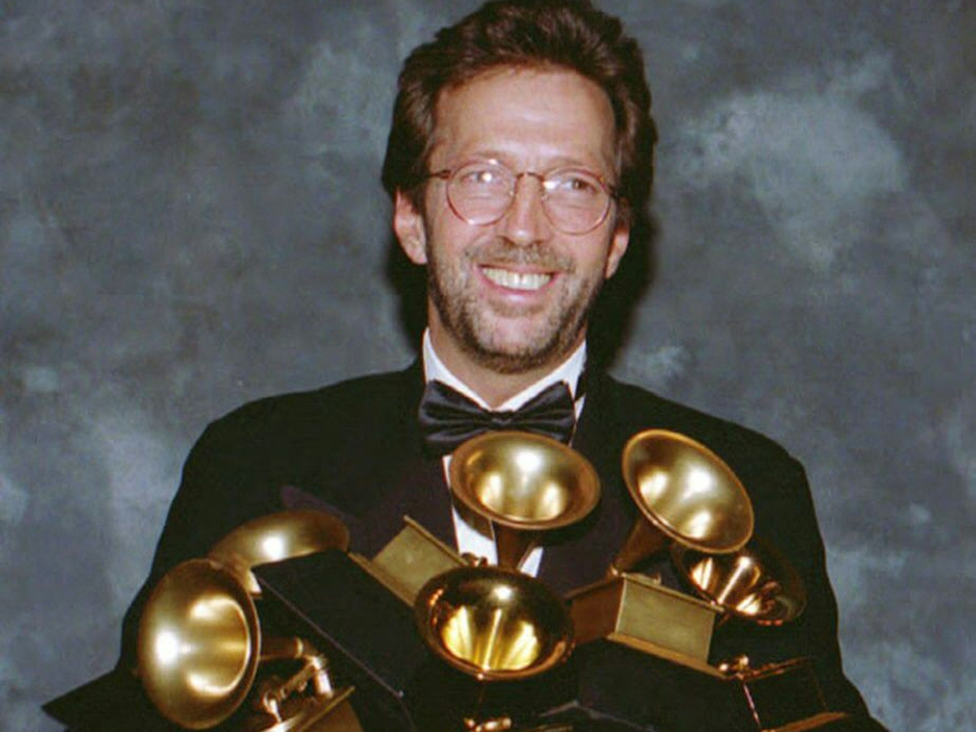 Eric Clapton posiert mit sechs Grammys.
