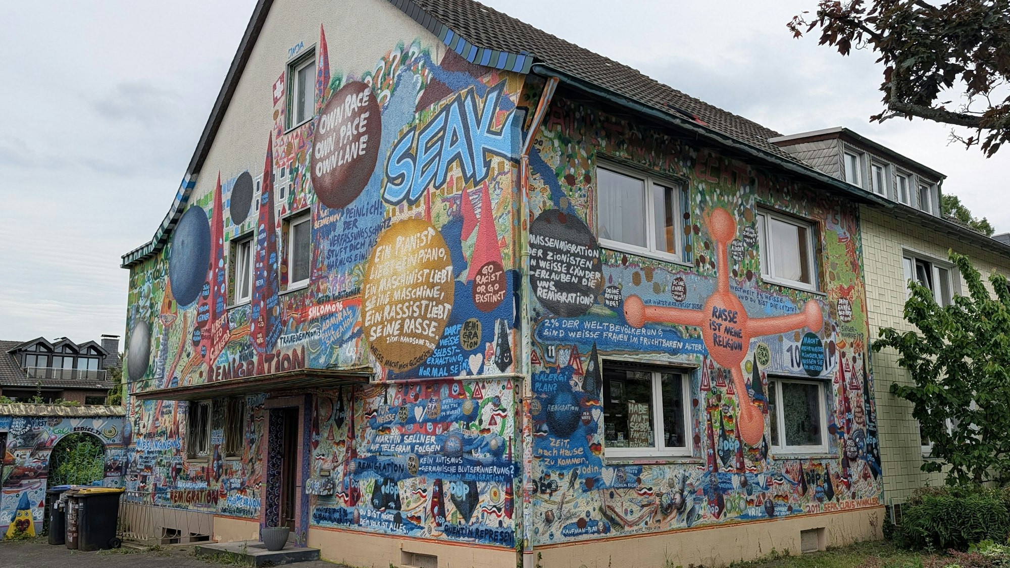 Das Foto zeigt das Haus mit seinen bunt bemalten Fassaden.