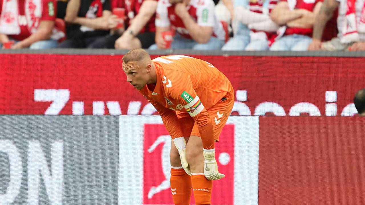 Torhüter Marvin Schwäbe zieht sich die Stutzen hoch.