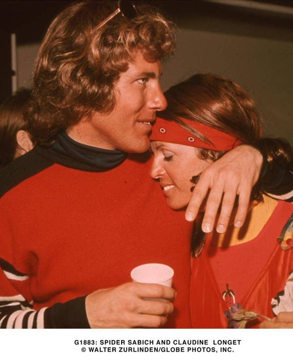 Claudine Longet und Skistar Vladimir „Spider“ Sabich umarmen sich.