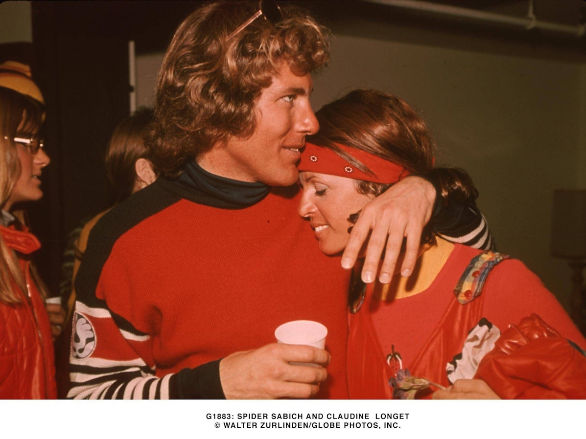 Claudine Longet und Skistar Vladimir „Spider“ Sabich umarmen sich.