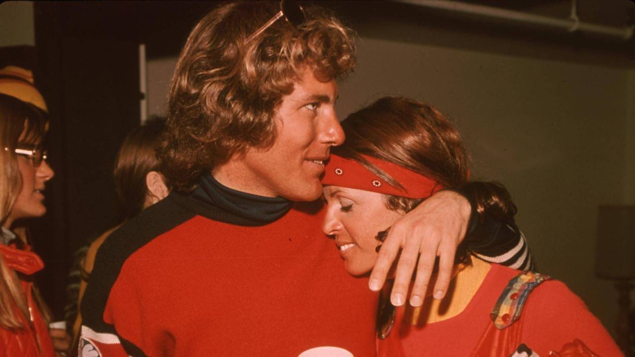 Claudine Longet und Skistar Vladimir „Spider“ Sabich umarmen sich.