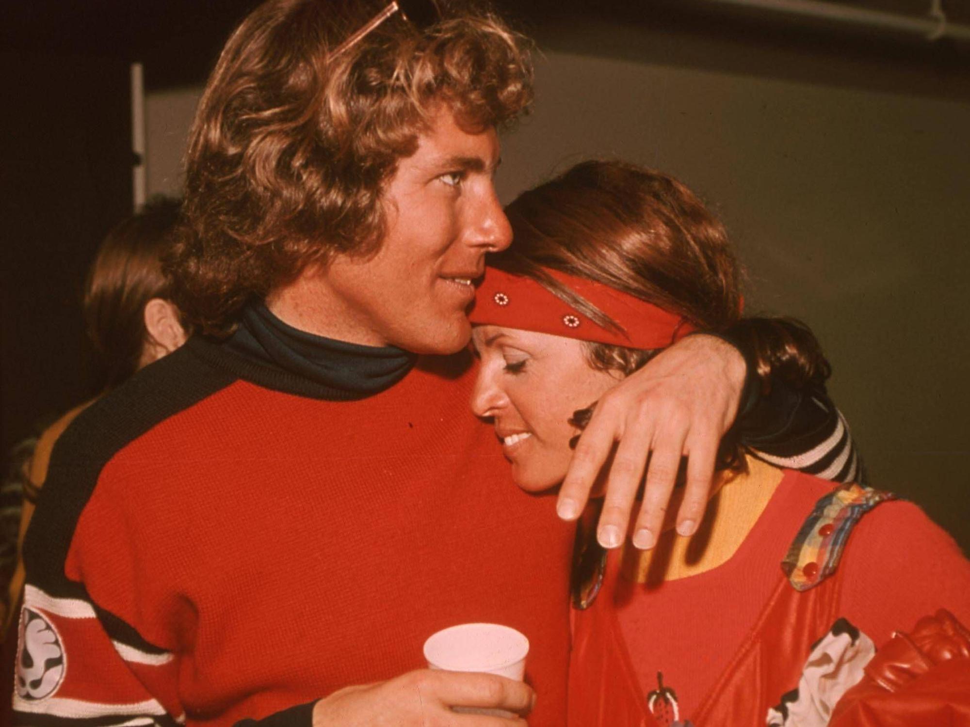 Claudine Longet und Skistar Vladimir „Spider“ Sabich umarmen sich.