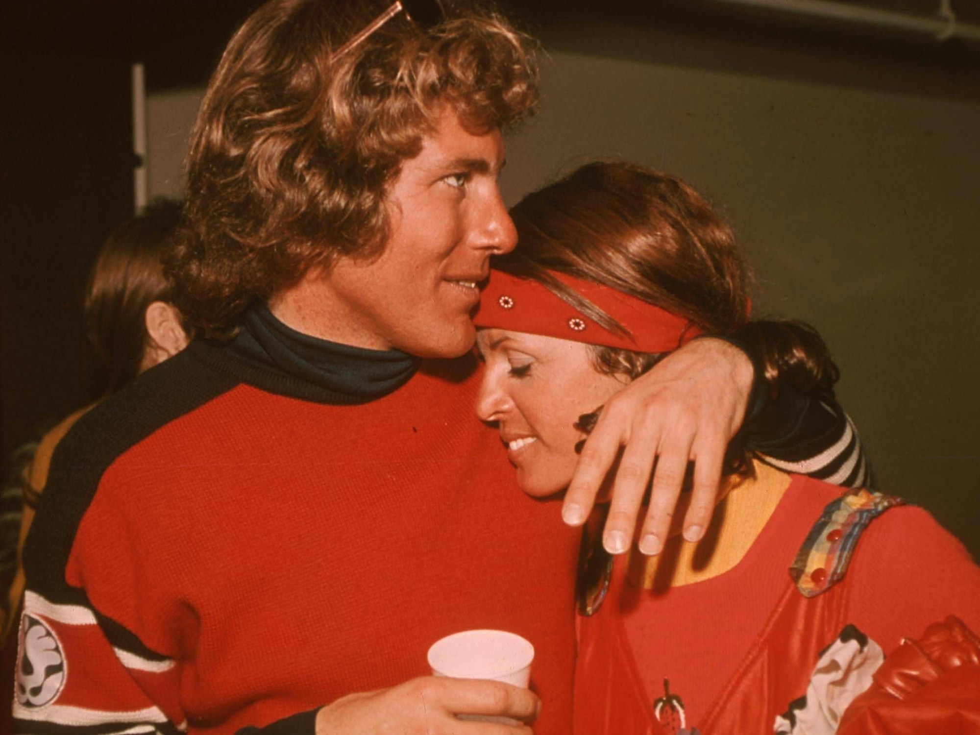 Claudine Longet und Skistar Vladimir „Spider“ Sabich umarmen sich.