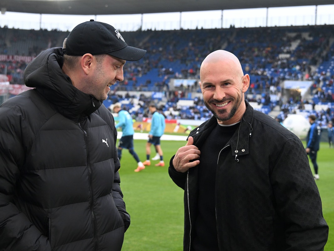 Ole Werner und Christian Ilzer begrüßen sich vor dem Spiel.