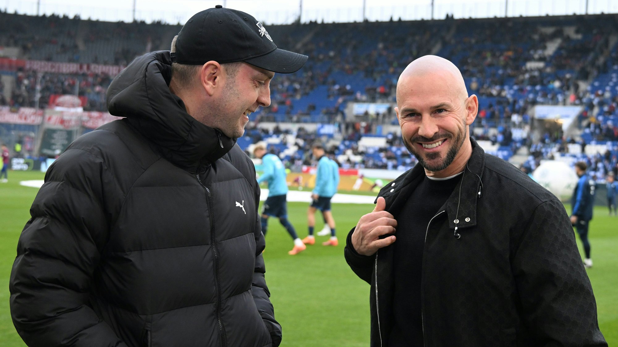 Ole Werner und Christian Ilzer begrüßen sich vor dem Spiel.