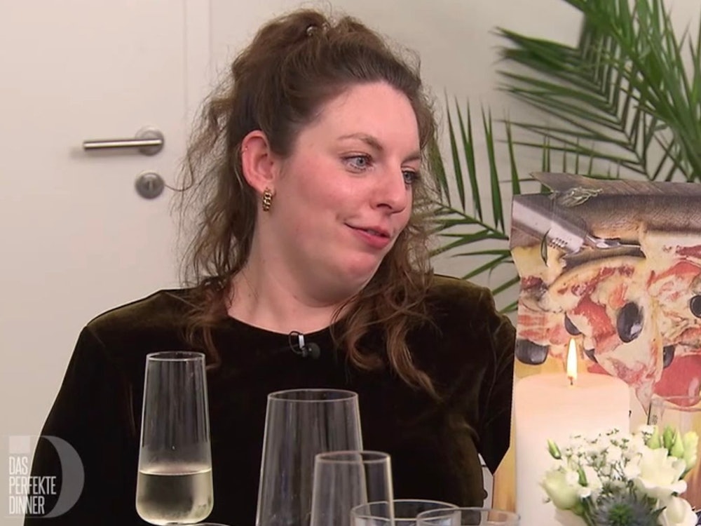 Lieferpizza für Gastgeberin Jessica? Nein, ein Geschenk für einen Pizzakurs! (Bild: RTL)