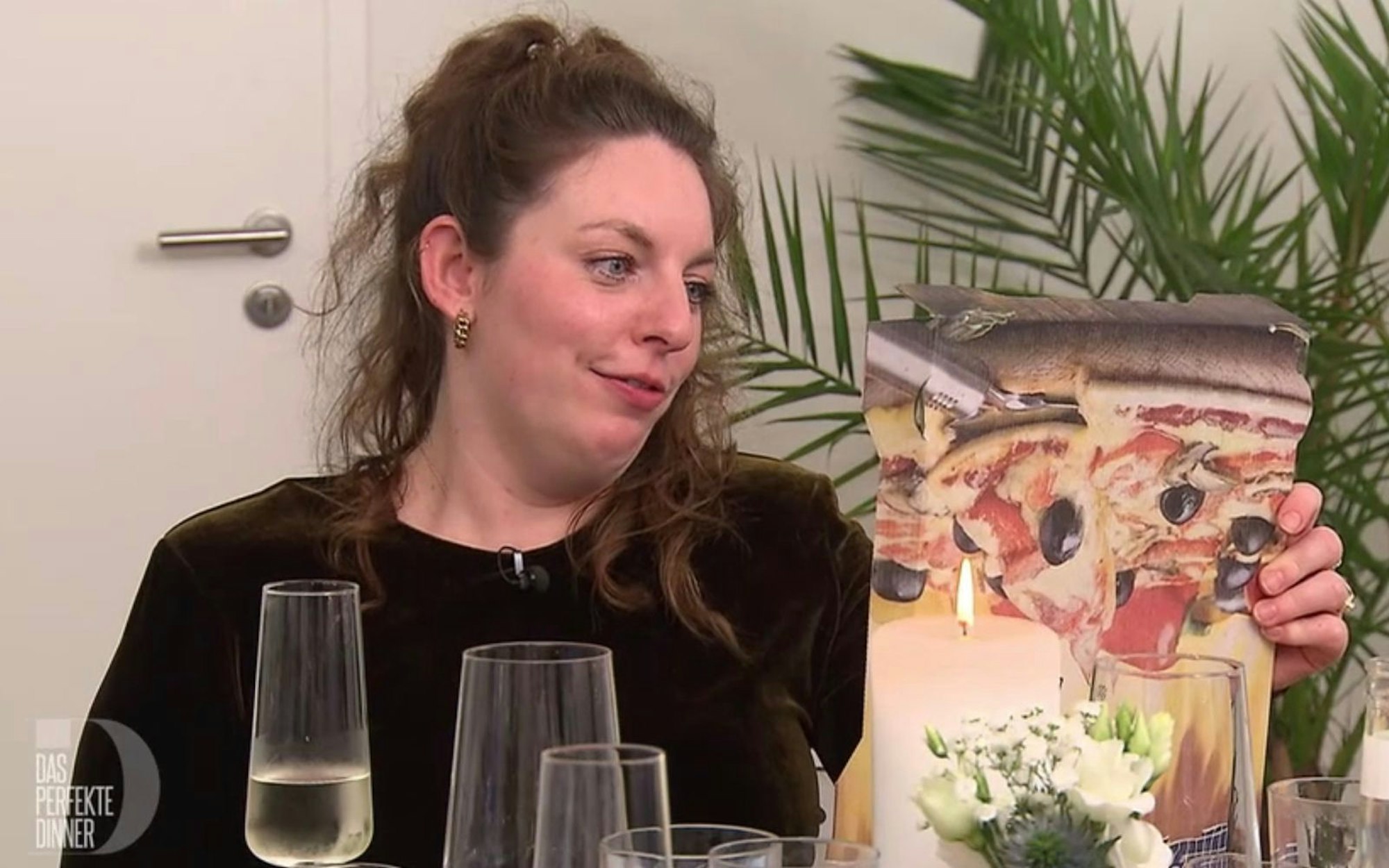 Lieferpizza für Gastgeberin Jessica? Nein, ein Geschenk für einen Pizzakurs! (Bild: RTL)
