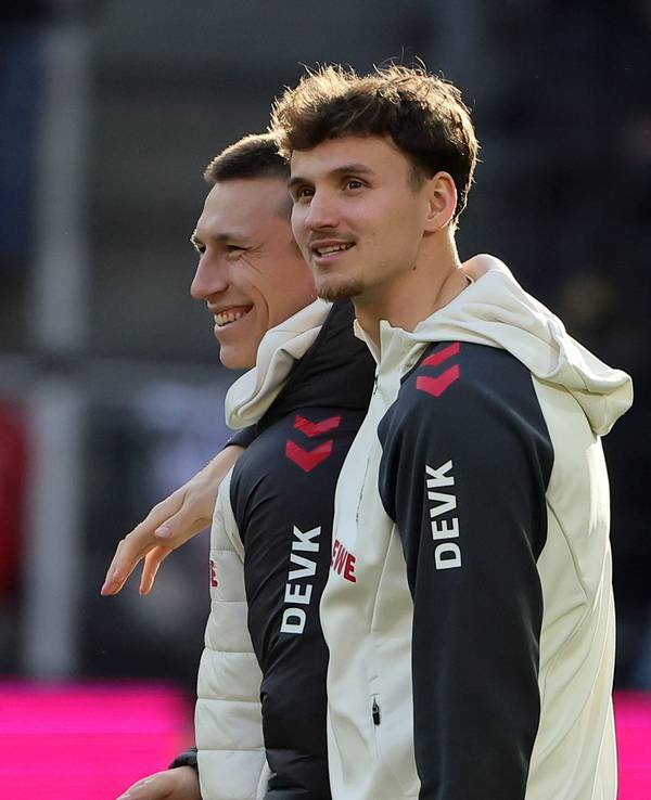 Rav van den Berg und Kristoffer Lund bei der Platzbegehung.