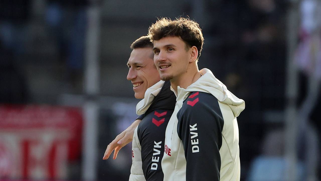 Rav van den Berg und Kristoffer Lund bei der Platzbegehung.