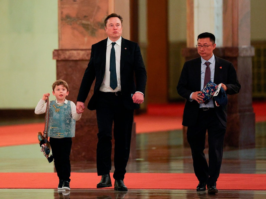 Elon Musk, sein Sohn und ein Mann weitergehen