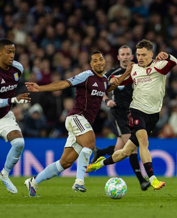 Florian Wirtz (r.) mit Ball in Aktion.