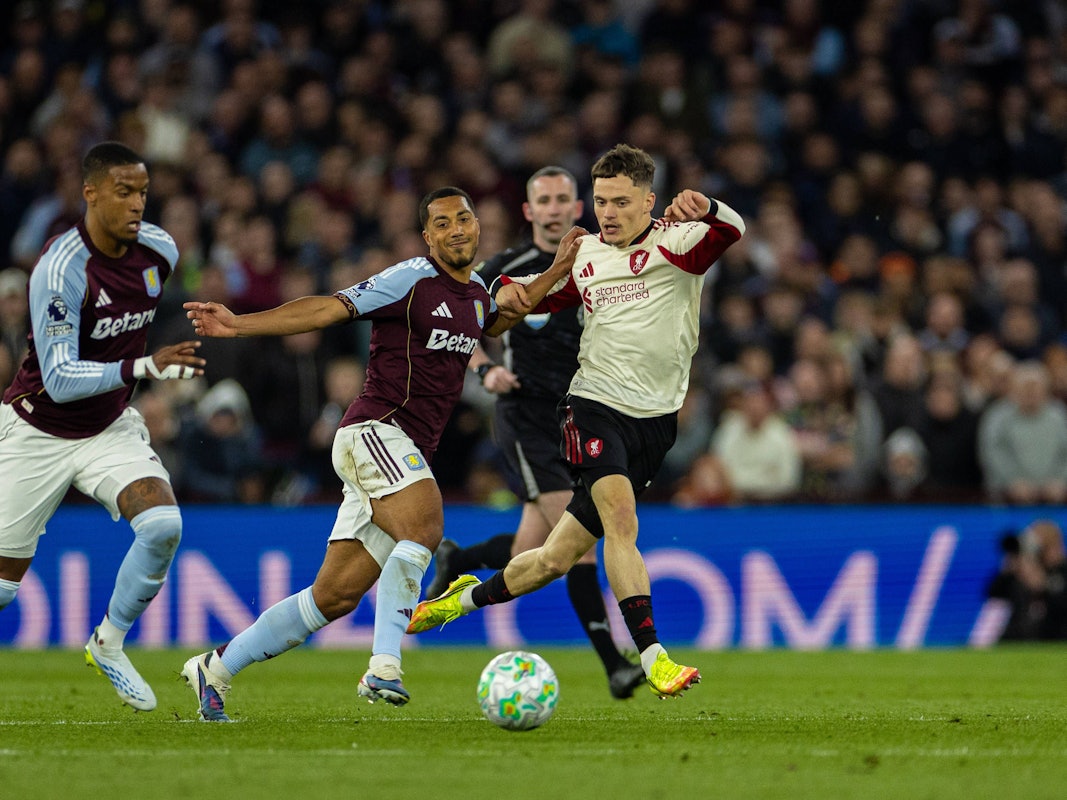 Florian Wirtz (r.) mit Ball in Aktion.