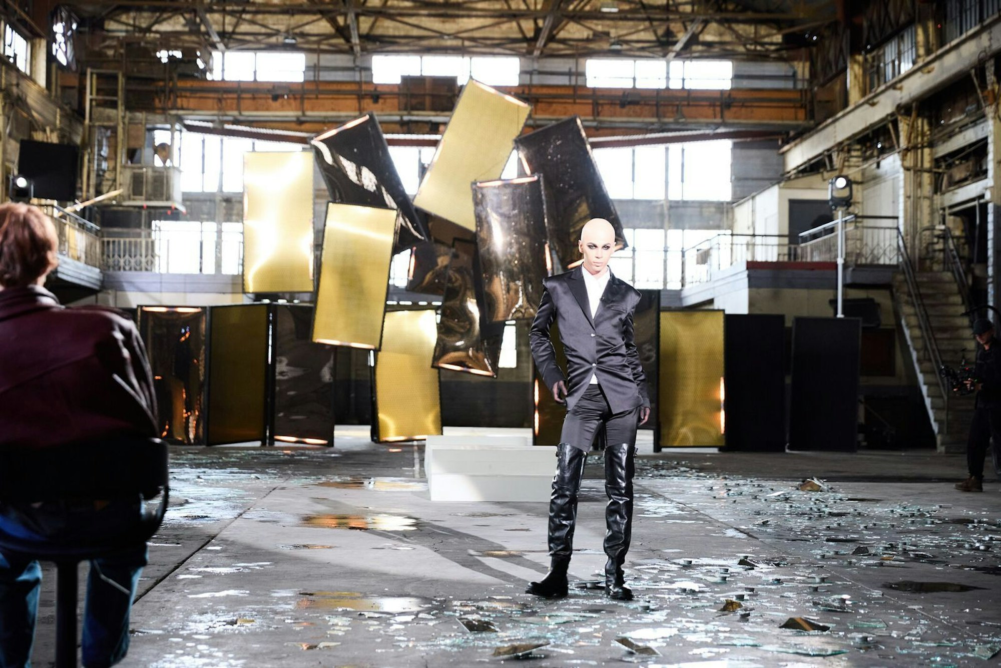 Diesmal ist Alexavius einen Schritt zu weit gegangen - über die Catwalk-Markierung. (Bild: ProSieben/Max Montgomery)
