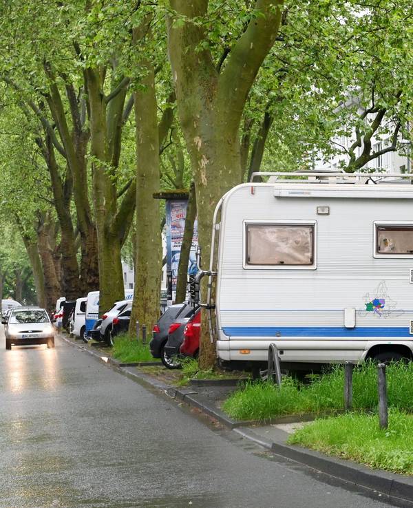 Ein Wohnmobil parkt am Straßenrand im öffentlichen Verkehrsraum in Köln (Archivfoto).