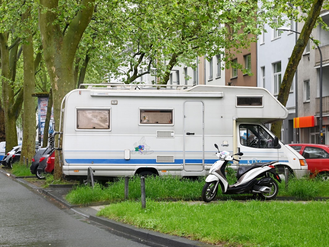Ein Wohnmobil parkt am Straßenrand im öffentlichen Verkehrsraum in Köln (Archivfoto).