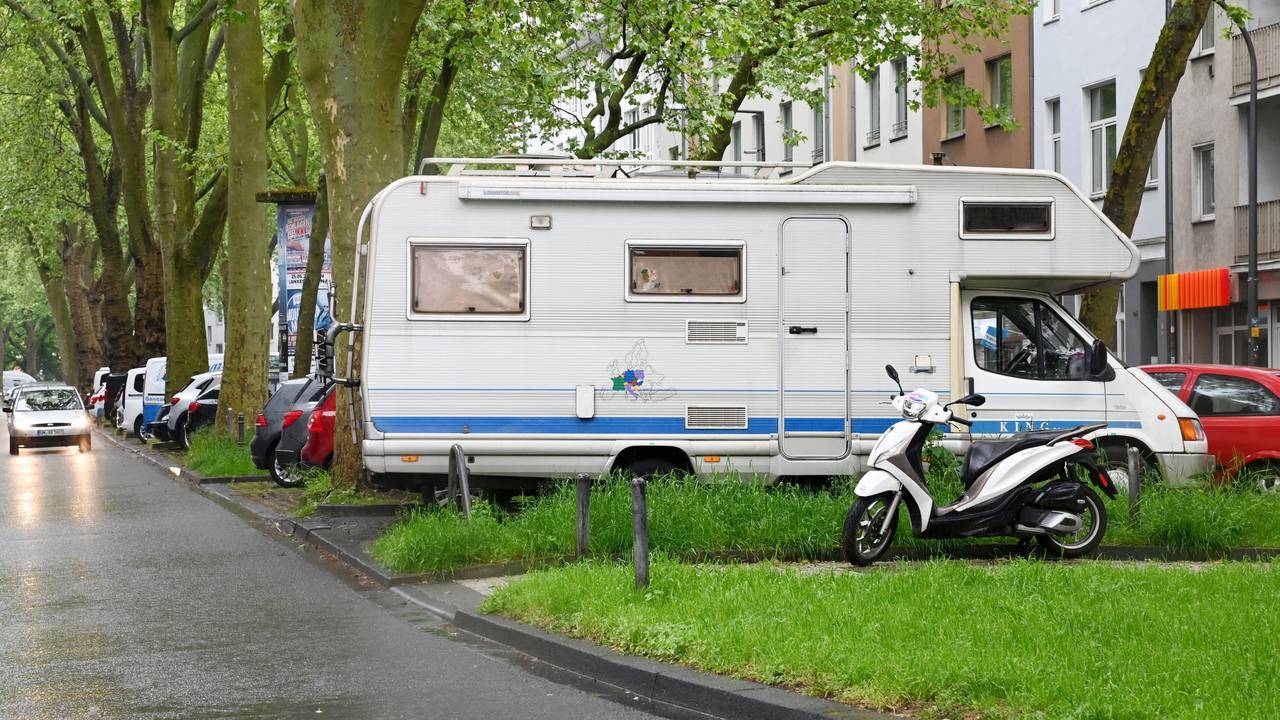 Ein Wohnmobil parkt am Straßenrand im öffentlichen Verkehrsraum in Köln (Archivfoto).
