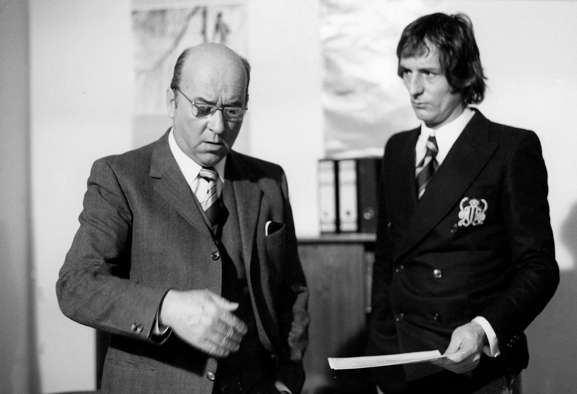 Immer geschäftstüchtig: Tscharlie (Günther Maria Halmer, rechts) erklärt Reisebürobesitzer Ehrlicher (Toni Berger) die Idee von der „Negativwerbung“. (Bild: BR / Intertel Television GmbH)