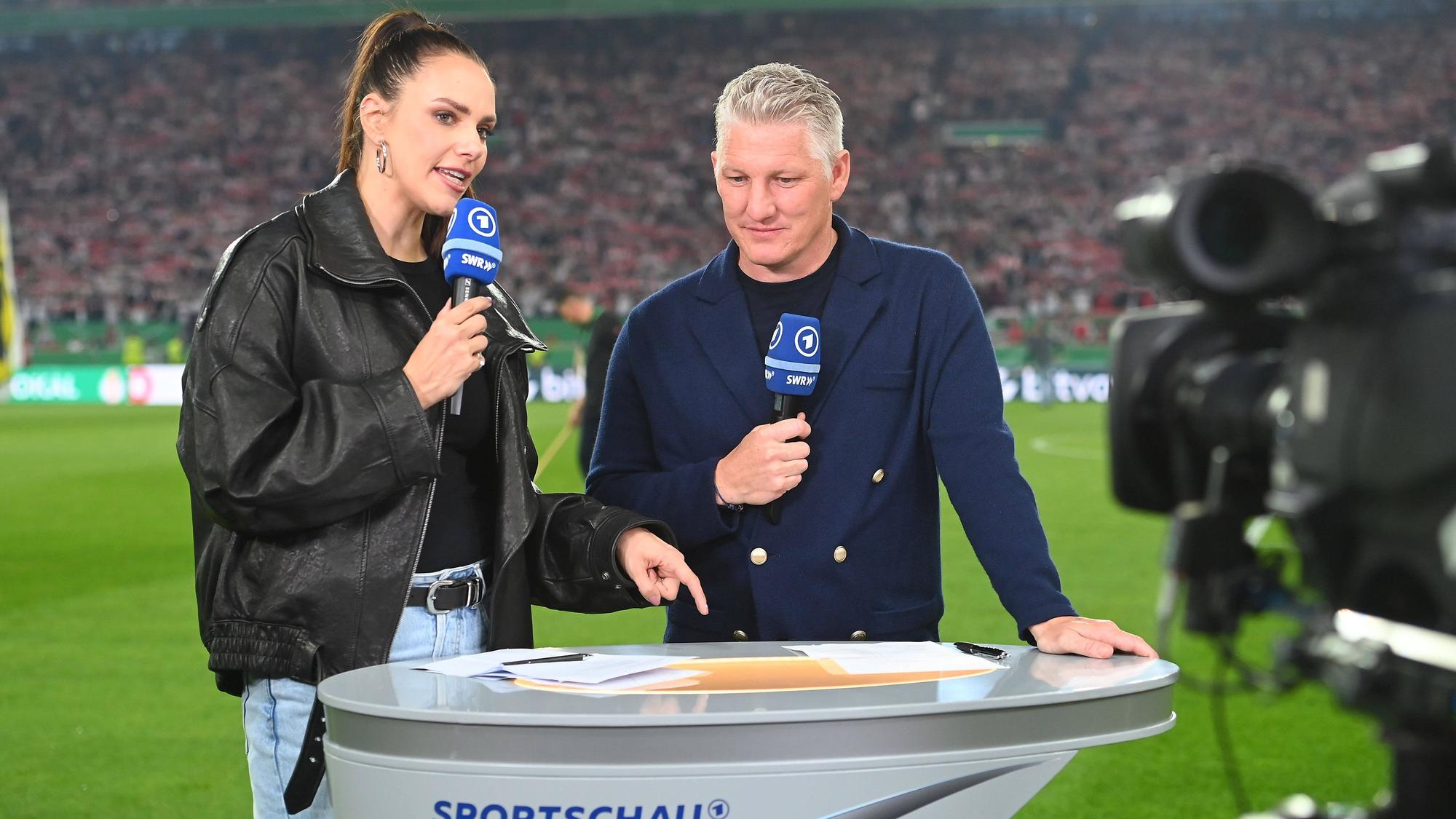 Esther Sedlaczek und Bastian Schweinsteiger sind für die ARD im Einsatz.