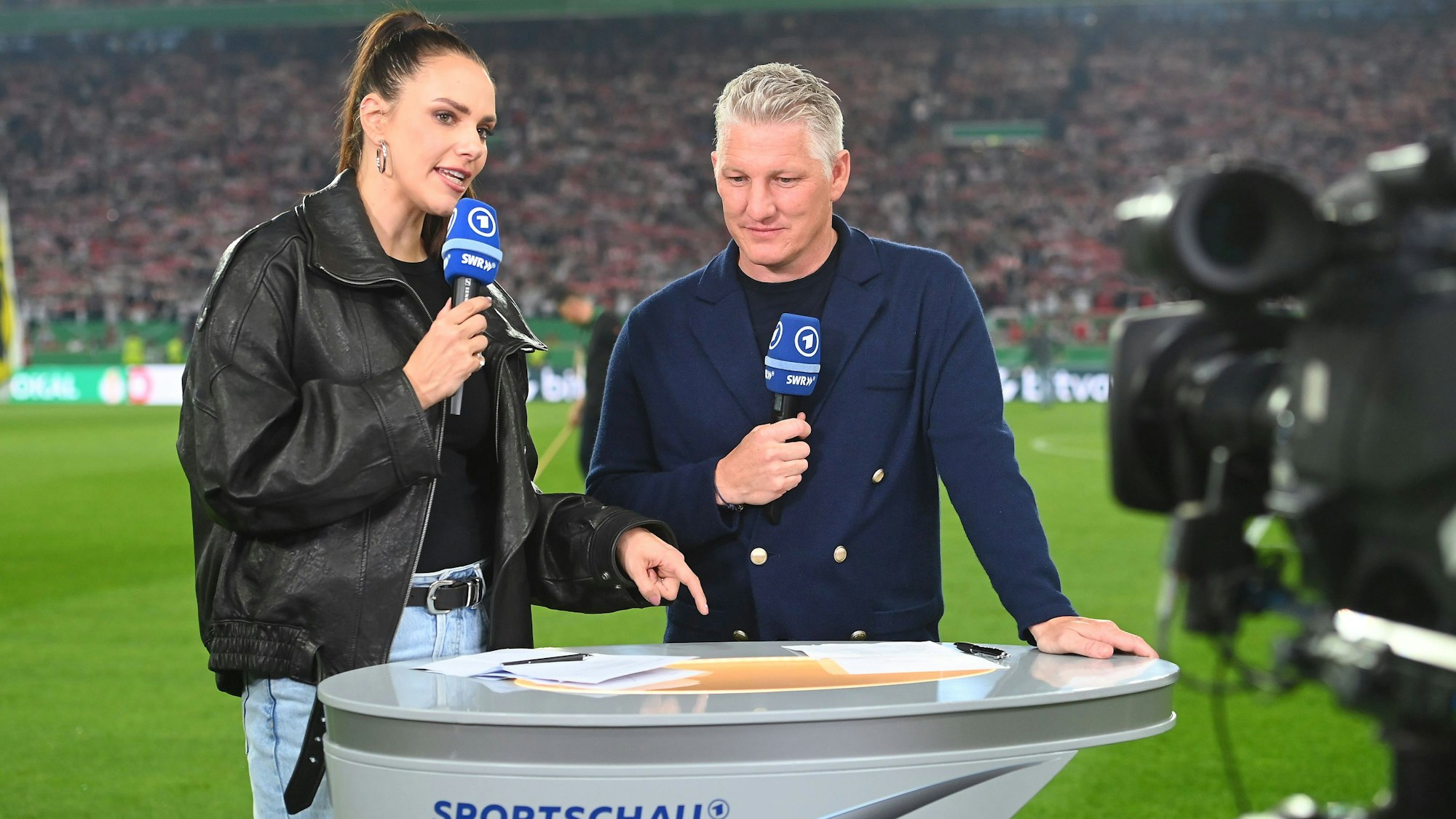 Esther Sedlaczek und Bastian Schweinsteiger sind für die ARD im Einsatz.