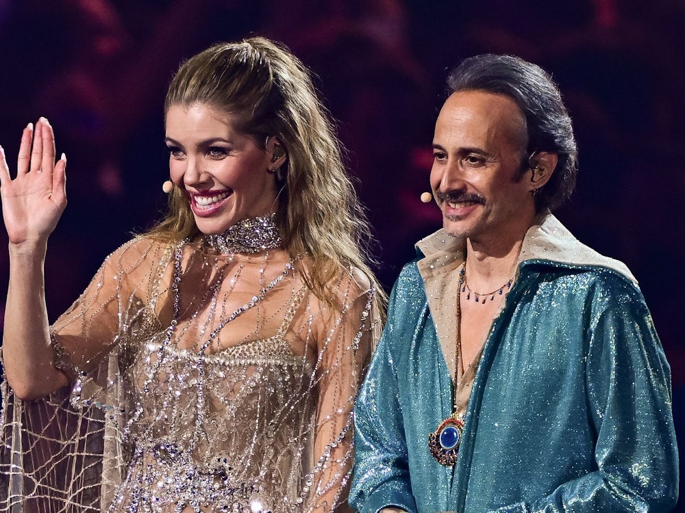 Das Moderatoren-Duo Victoria Swarovski und Michael Ostrowski kommt beim ESC-Publikum nicht besonders gut an. (Bild: Getty Images / Christian Bruna)