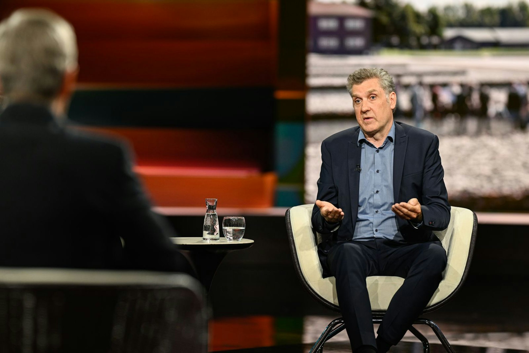 Historiker Oliver von Wrochem machte unter anderem den Angriff der Hamas auf Israel für den wachsenden Antisemitismus im Land verantwortlich. (Bild: ZDF / Markus Hertrich)