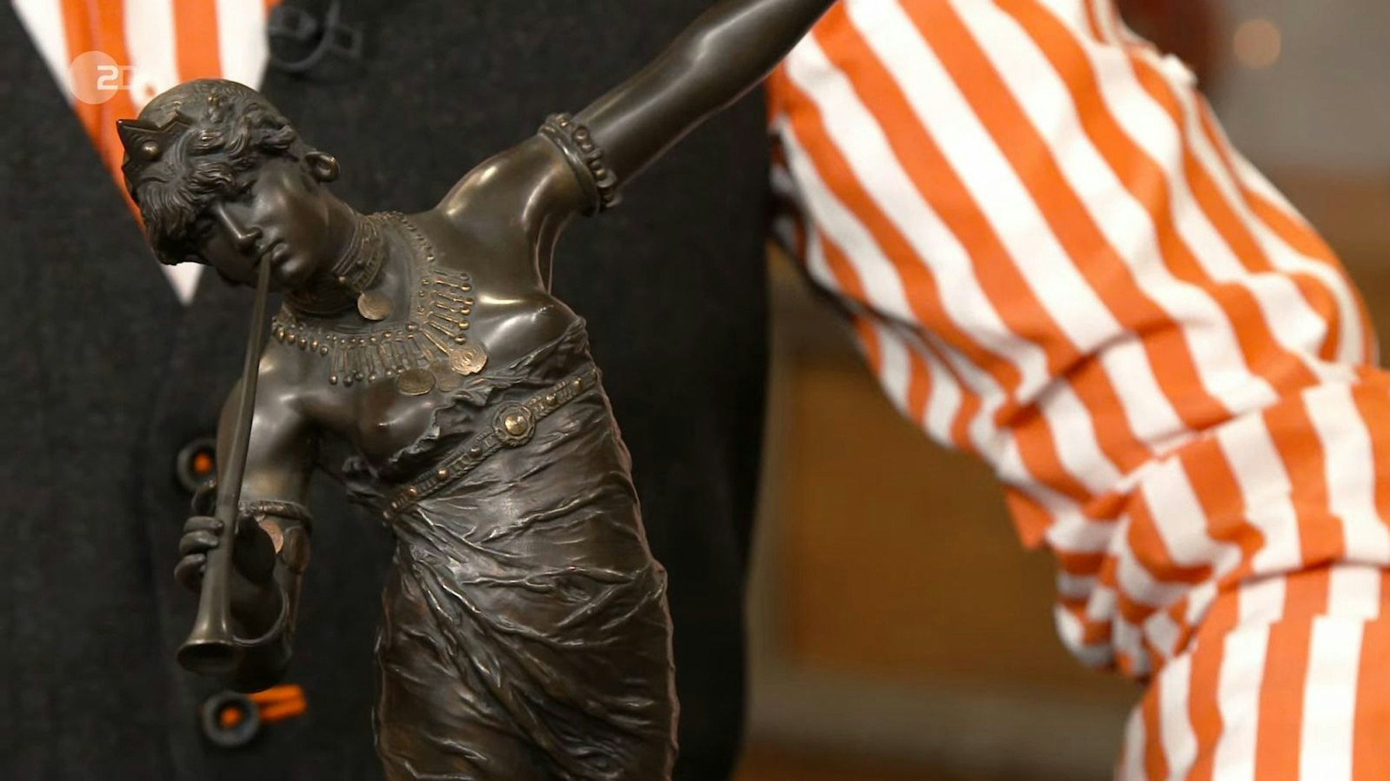 Auf mäßiges Kaufinteresse stieß hingegen die signierte Bronze-Statuette auf einem Marmorsockel von Franz Rosse aus dem Jahr 1888 mit einem Schätzwert von 1.000 bis 1.400 Euro. Für 800 Euro ginh die Tänzerin an Fabian Kahl.
(Bild: ZDF)