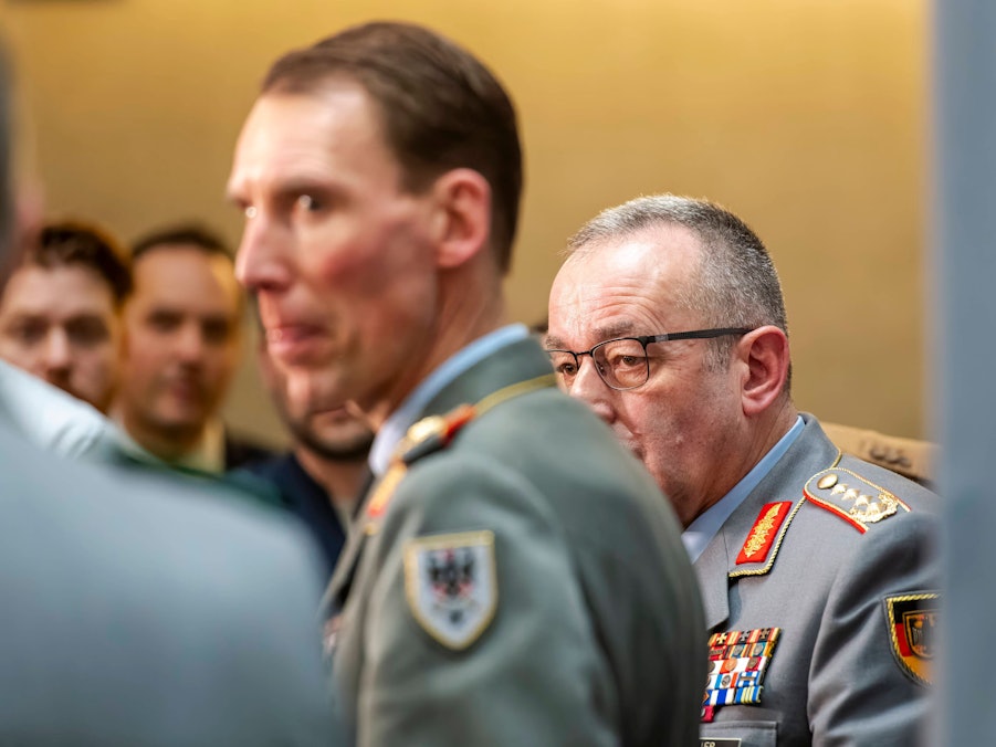 Carsten Breuer und weitere Männer in Uniform