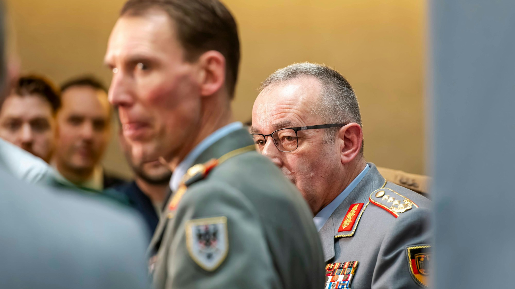 Carsten Breuer und weitere Männer in Uniform
