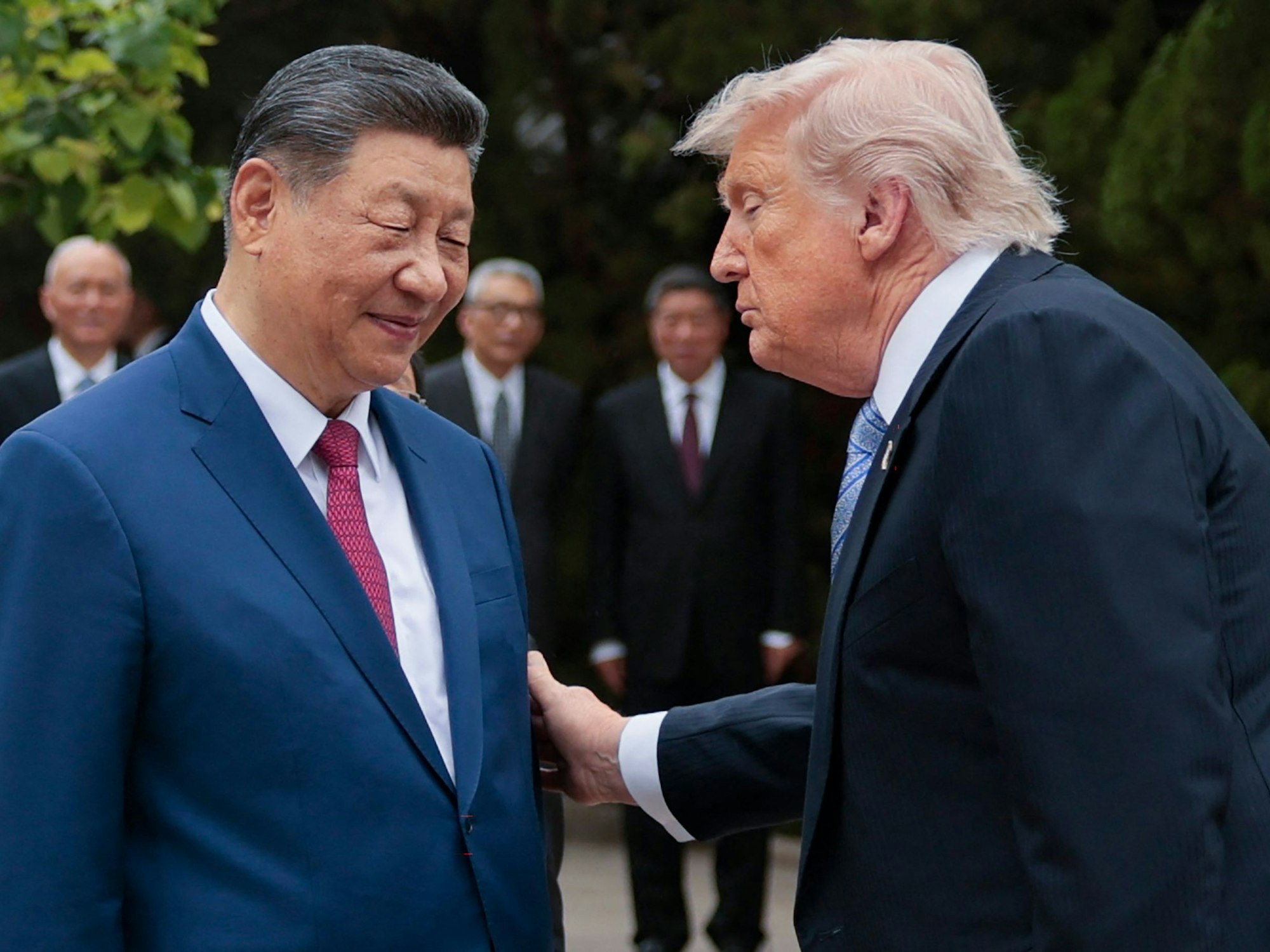 US-Präsident Donald Trump (r.) neben Xi Jinping im Zhongnanhai-Garten.