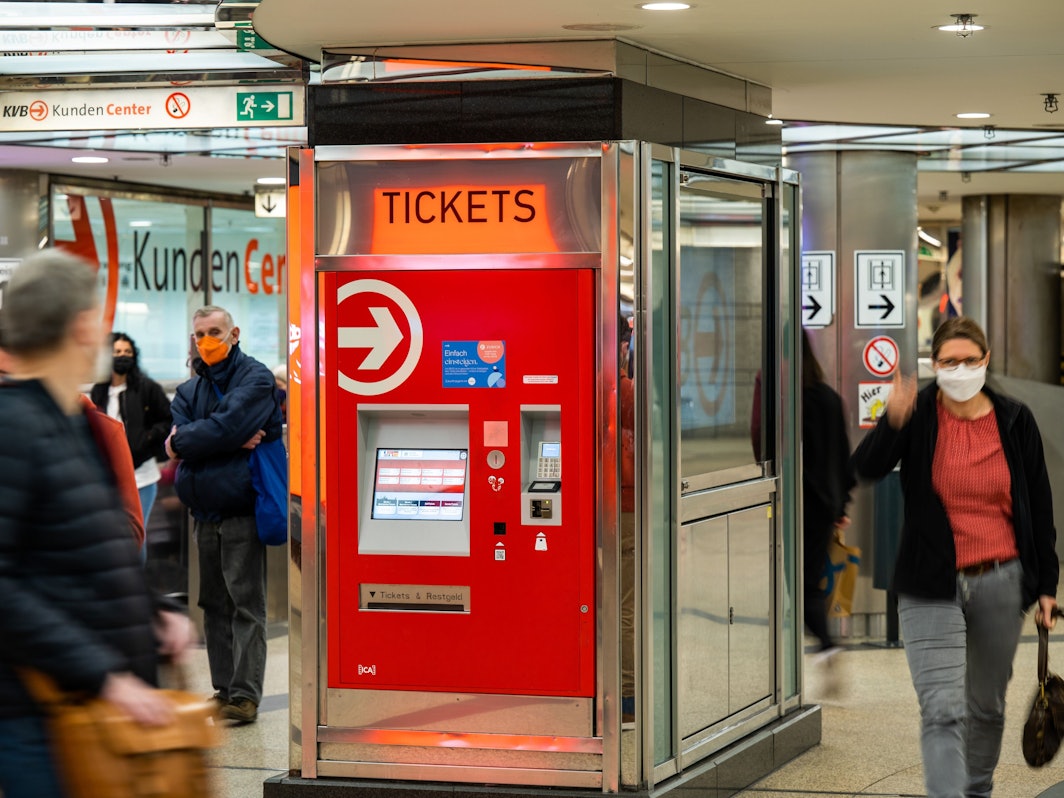 Der neue Rheinland-Tarif verspricht, künftig alles unkomplizierter und klarer zu machen. (Symbolfoto eines Ticketautomaten am Neumarkt).