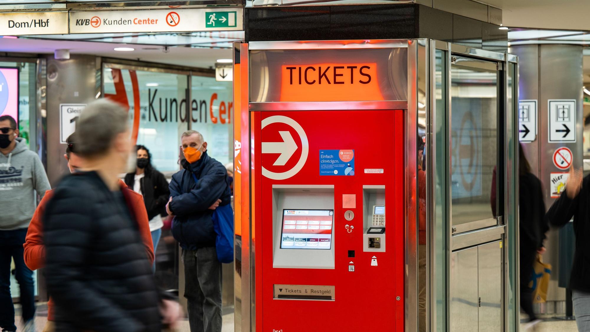 An den KVB-Automaten können wegen eines Softwarefehlers derzeit nicht alle Tickets des neuen Rheinlandtarif gekauft werden.