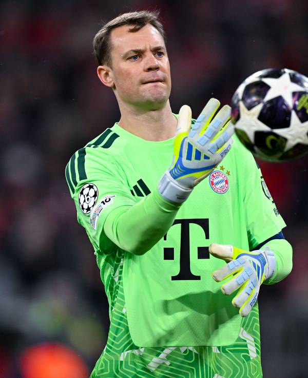 Manuel Neuer wirft den Ball ab.