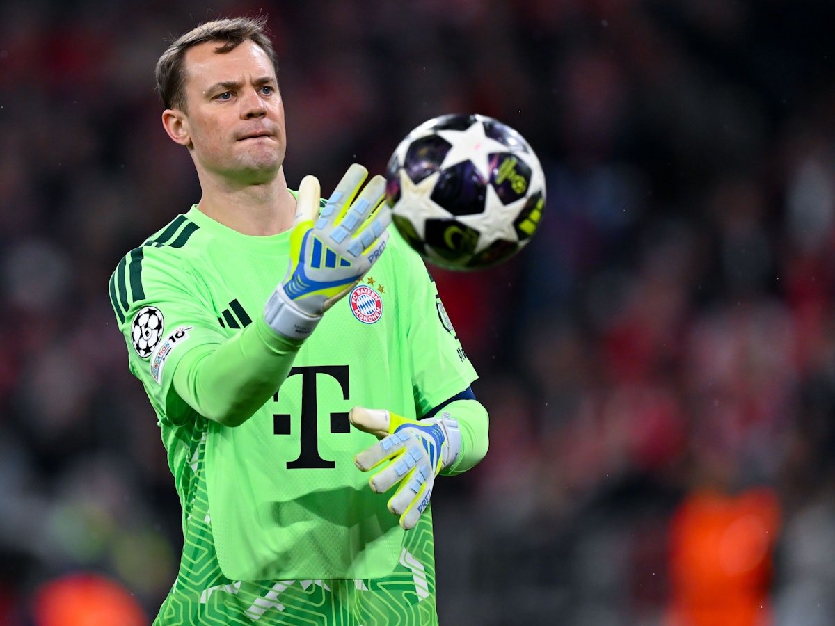 Manuel Neuer wirft den Ball ab.