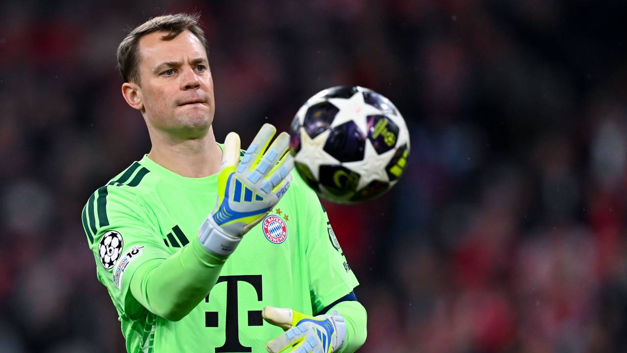 Manuel Neuer wirft den Ball ab.