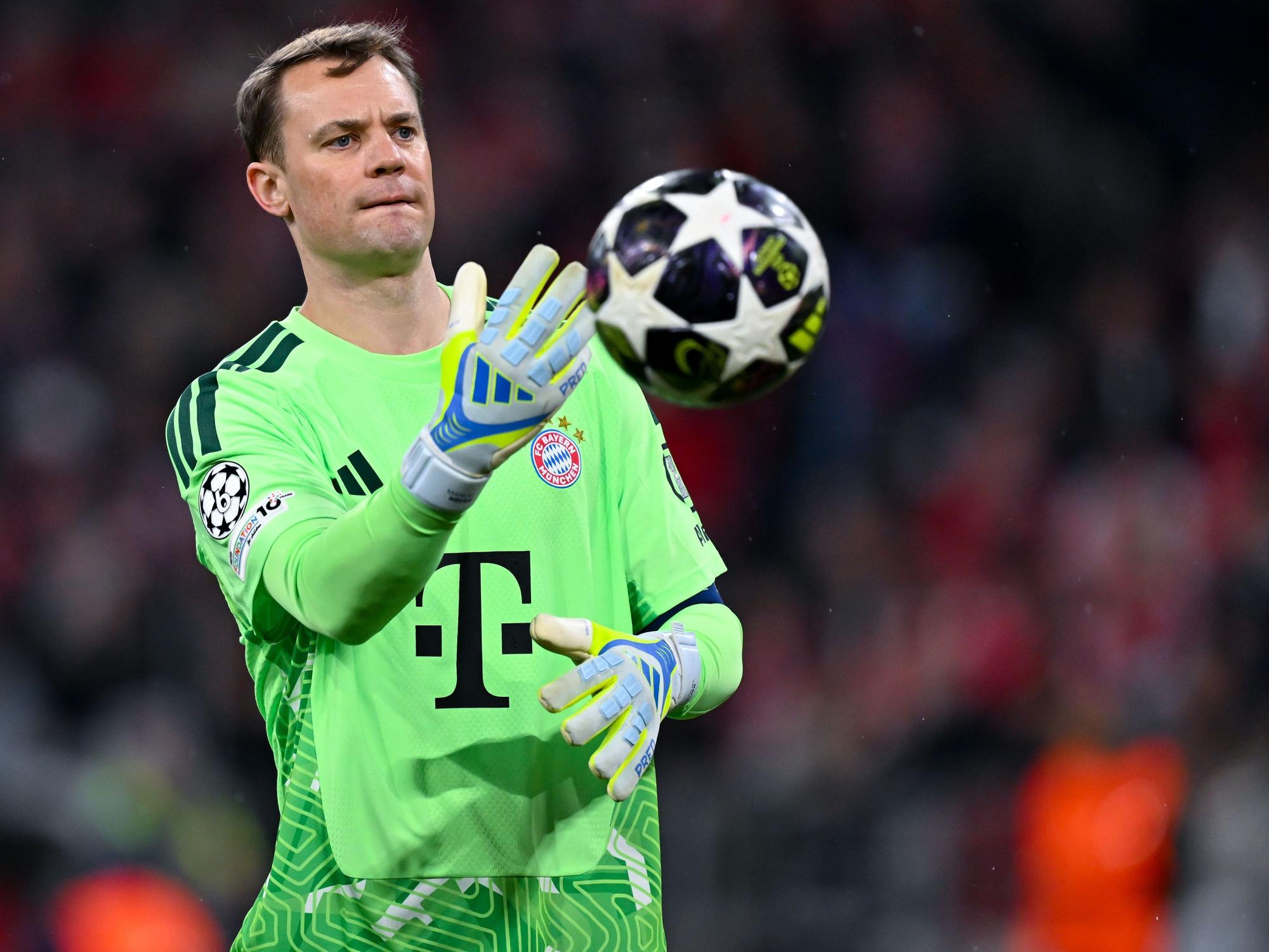 Manuel Neuer wirft den Ball ab.
