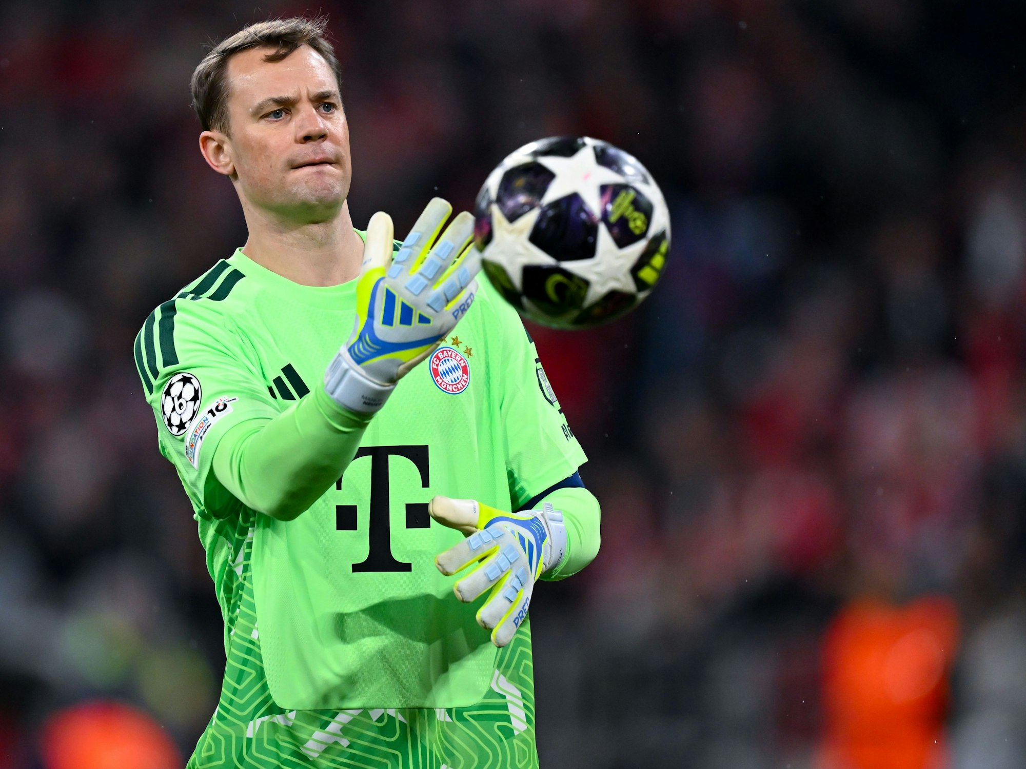 Manuel Neuer wirft den Ball ab.