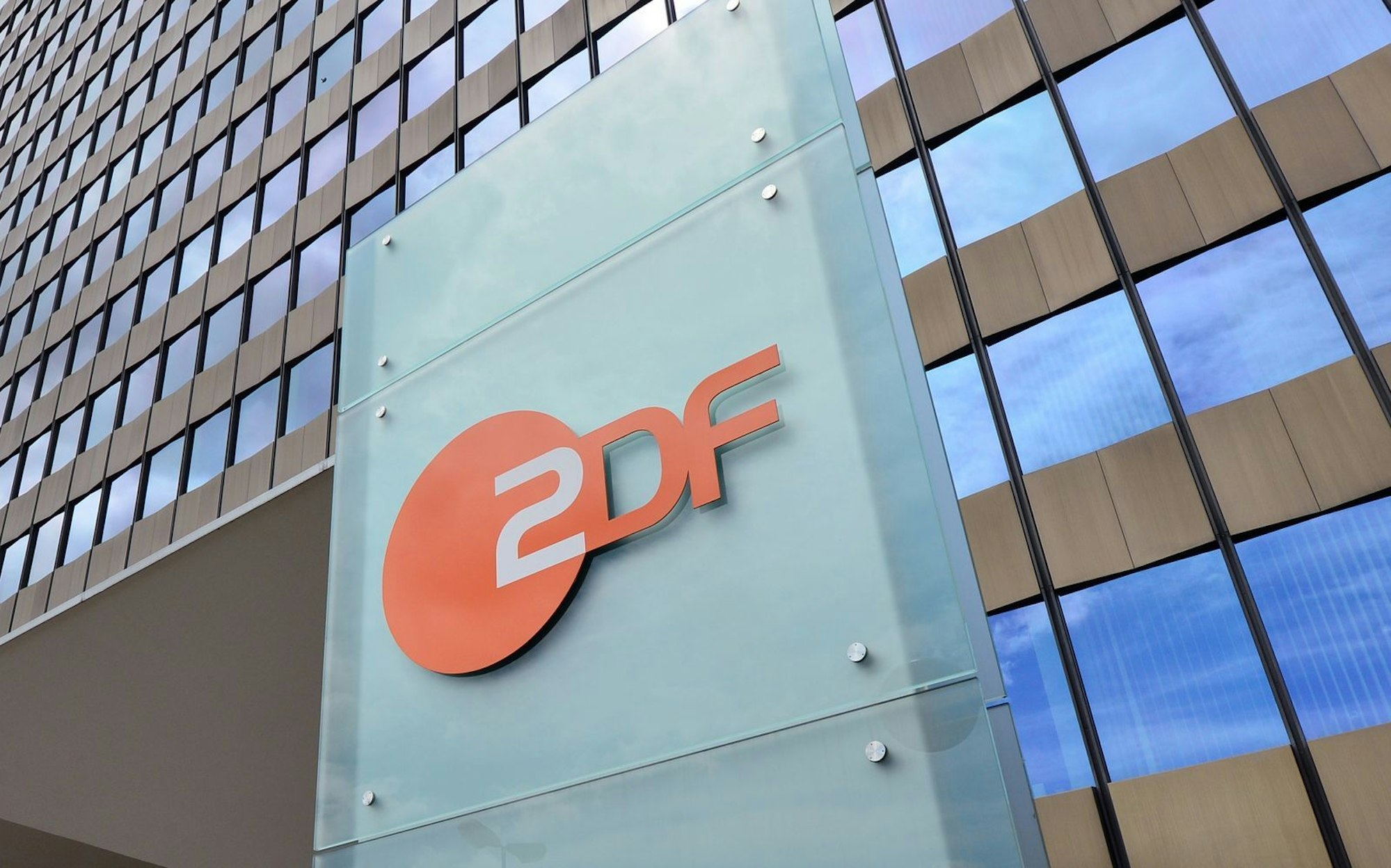 Das ZDF hat auf Programmbeschwerden bezüglich eines „logo!“-Beitrags reagiert. (Bild: 2014 Getty Images/Thomas Lohnes)