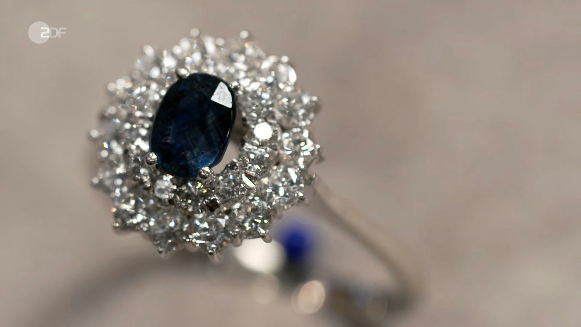 Der Ring mit Brillanten und einem Saphir von Ende der 1960er-Jahre war 800 Euro wert, Anaisio Guedes ließ sogar 950 Euro springen.
(Bild: ZDF)