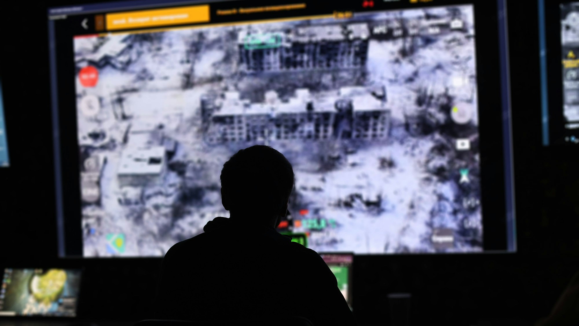 Drohnenpiloten der Ukraine beobachten in einer der Kommandozentralen des Khartiia-Korps Drohnenbilder über Kupiansk. Mit Drohnen und Robotik und Methoden aus der Privatwirtschaft soll die Einheit an der Front besonders schlagkräftig sein.