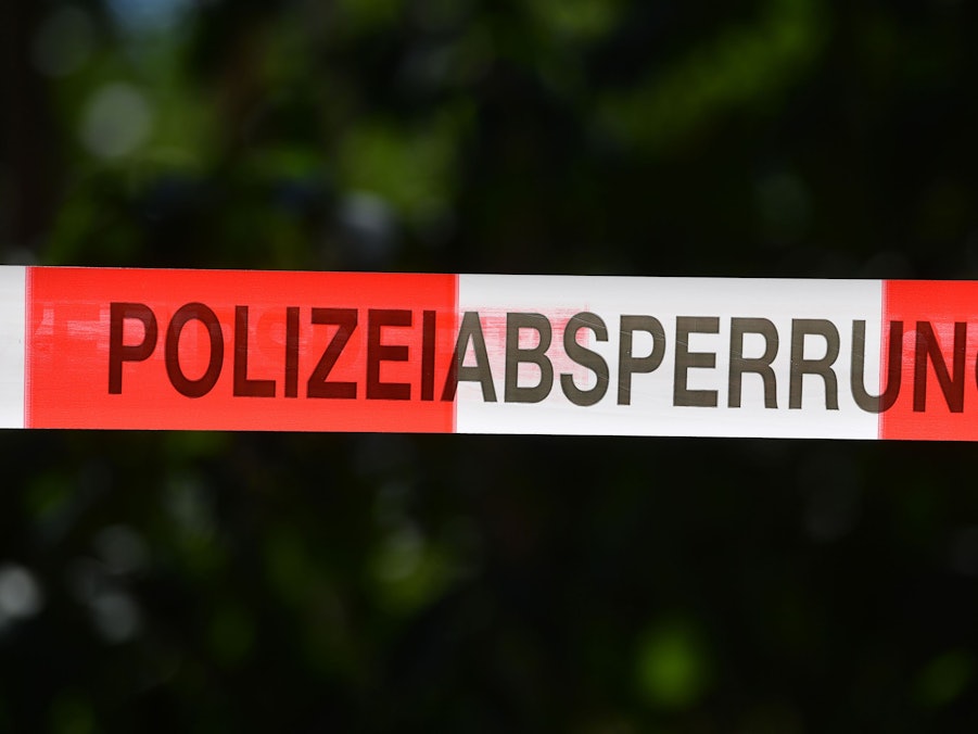 Rotes und weißes Polizeiabsperrband