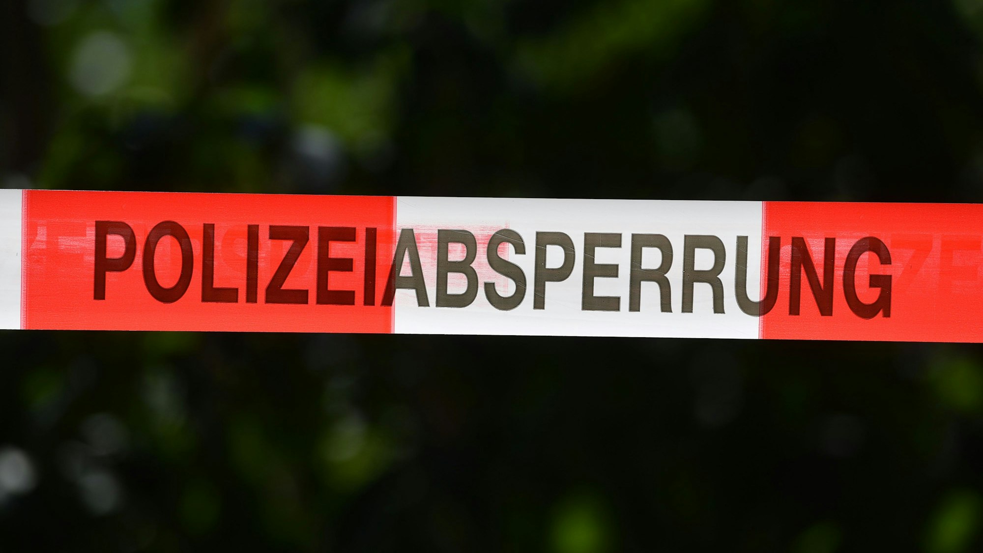 Rotes und weißes Polizeiabsperrband